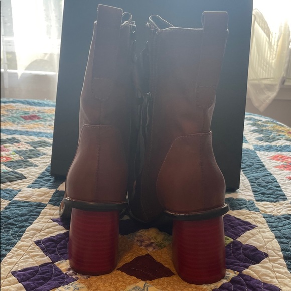 Chelsea Crew Tan Lace-Up Women's Boots - Picture 7 of 13